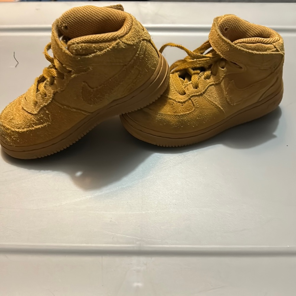 nike nude/ tan shoes